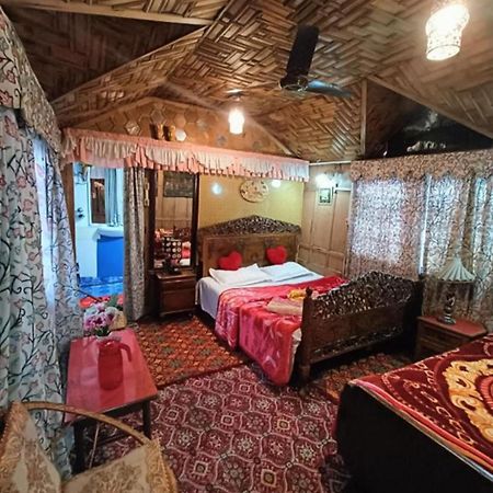 New Minar Group Of Houseboats Otel Srīnagar Dış mekan fotoğraf