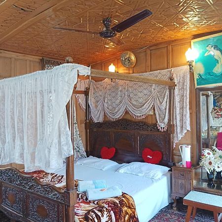 New Minar Group Of Houseboats Otel Srīnagar Dış mekan fotoğraf