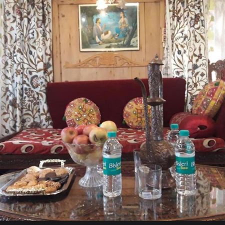 New Minar Group Of Houseboats Otel Srīnagar Dış mekan fotoğraf
