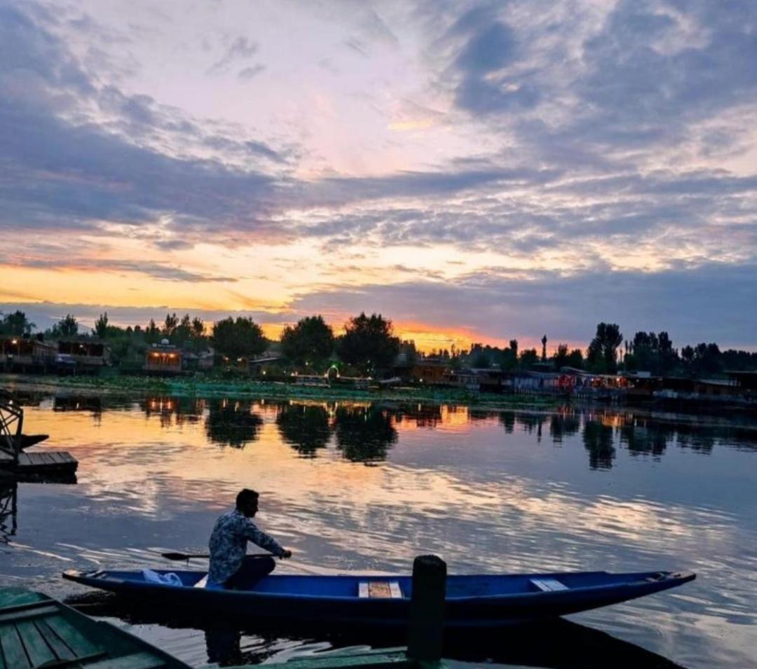 New Minar Group Of Houseboats Otel Srīnagar Dış mekan fotoğraf