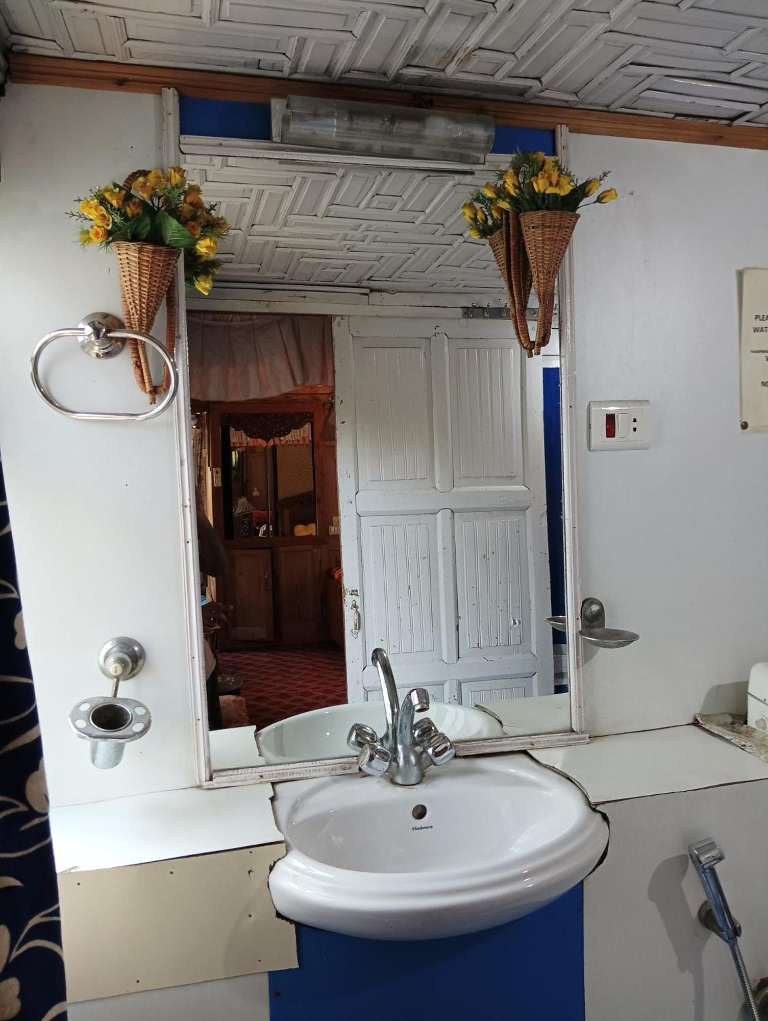 New Minar Group Of Houseboats Otel Srīnagar Dış mekan fotoğraf