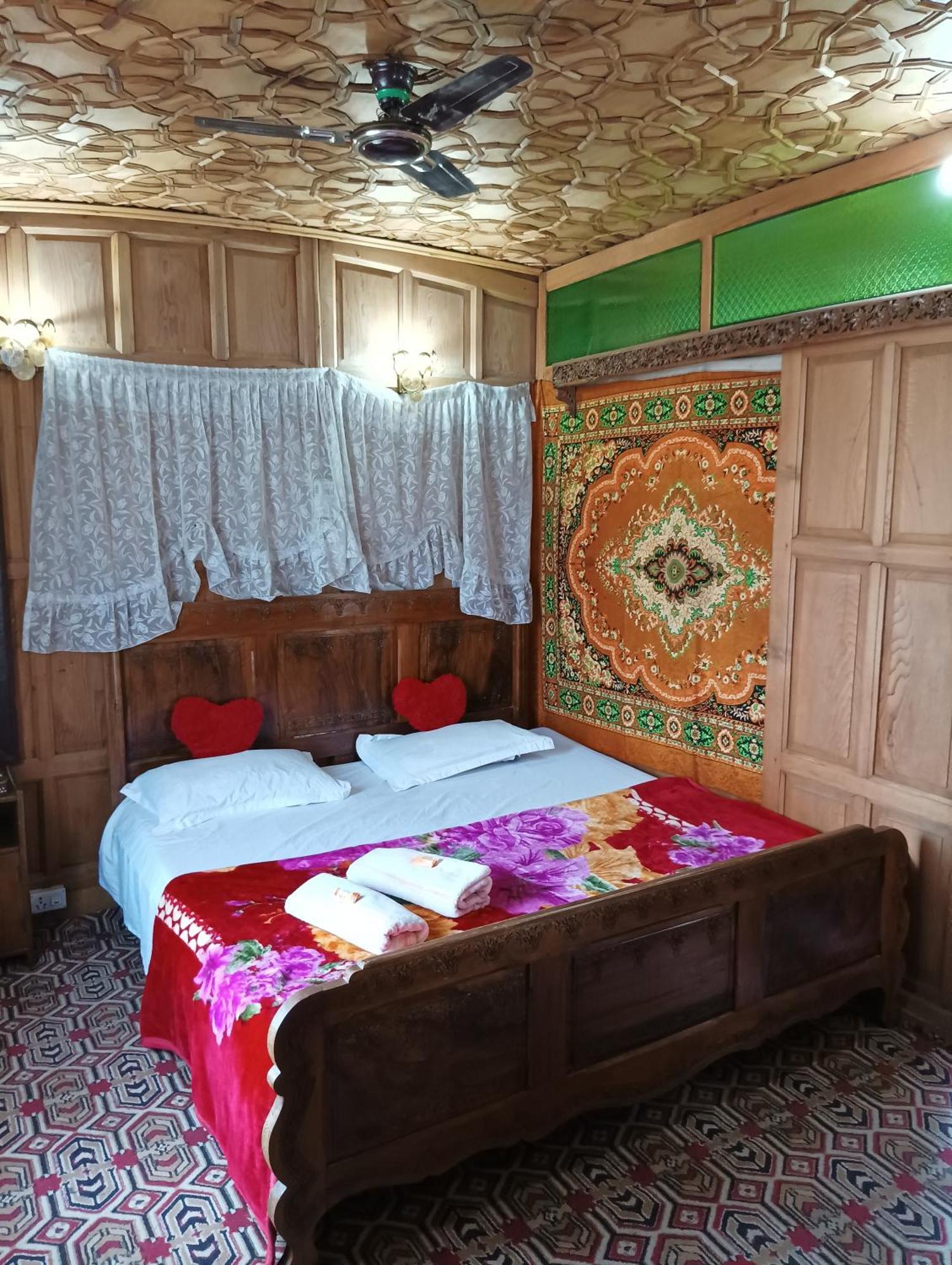 New Minar Group Of Houseboats Otel Srīnagar Dış mekan fotoğraf