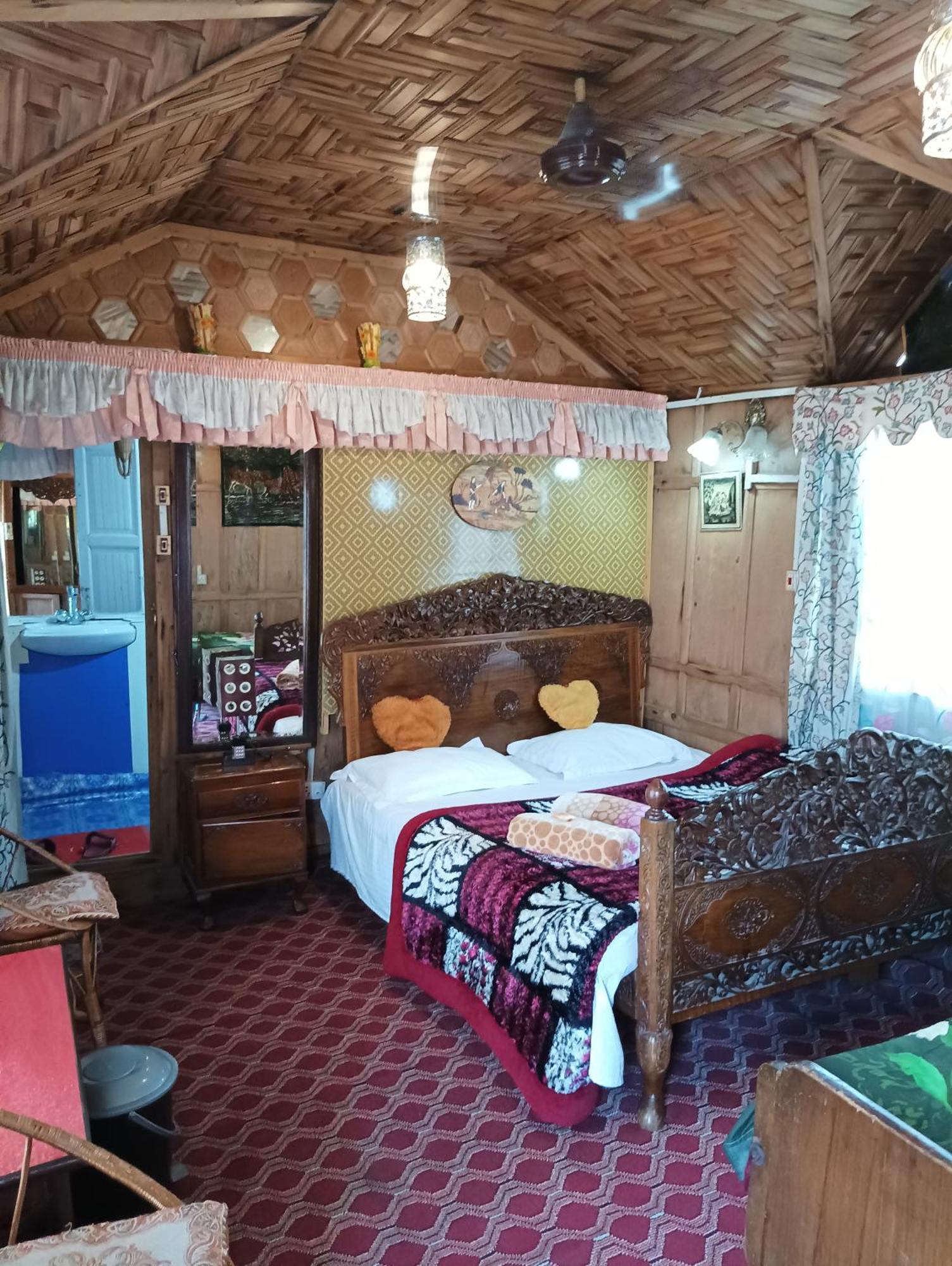 New Minar Group Of Houseboats Otel Srīnagar Dış mekan fotoğraf