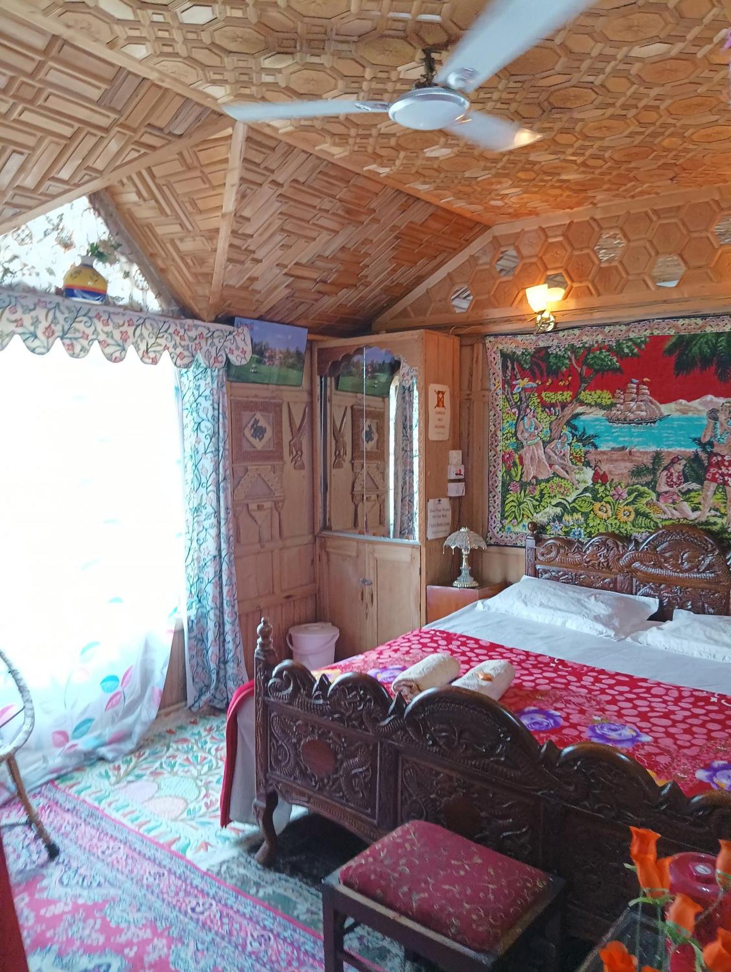 New Minar Group Of Houseboats Otel Srīnagar Dış mekan fotoğraf