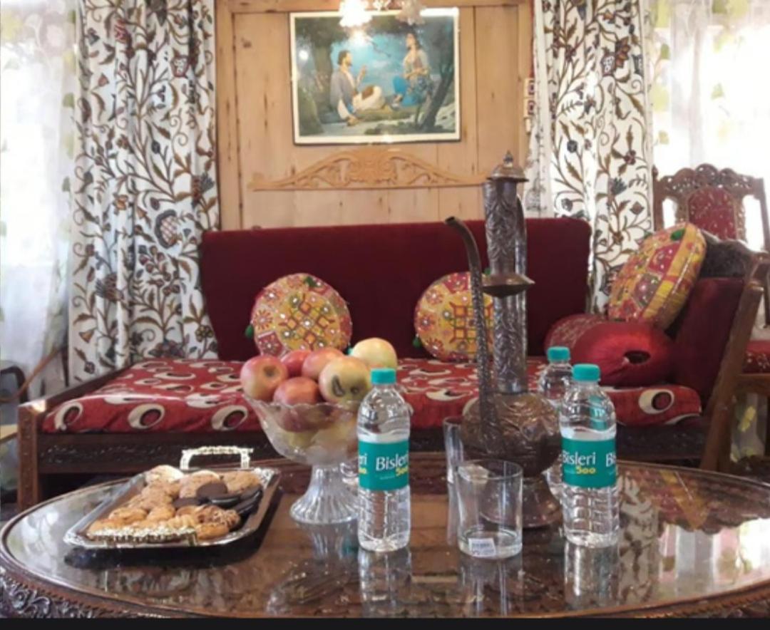 New Minar Group Of Houseboats Otel Srīnagar Dış mekan fotoğraf
