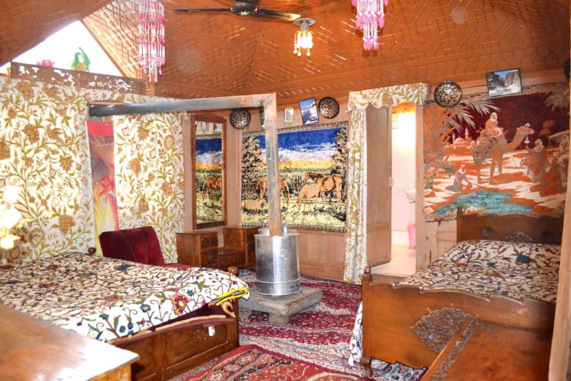 New Minar Group Of Houseboats Otel Srīnagar Oda fotoğraf
